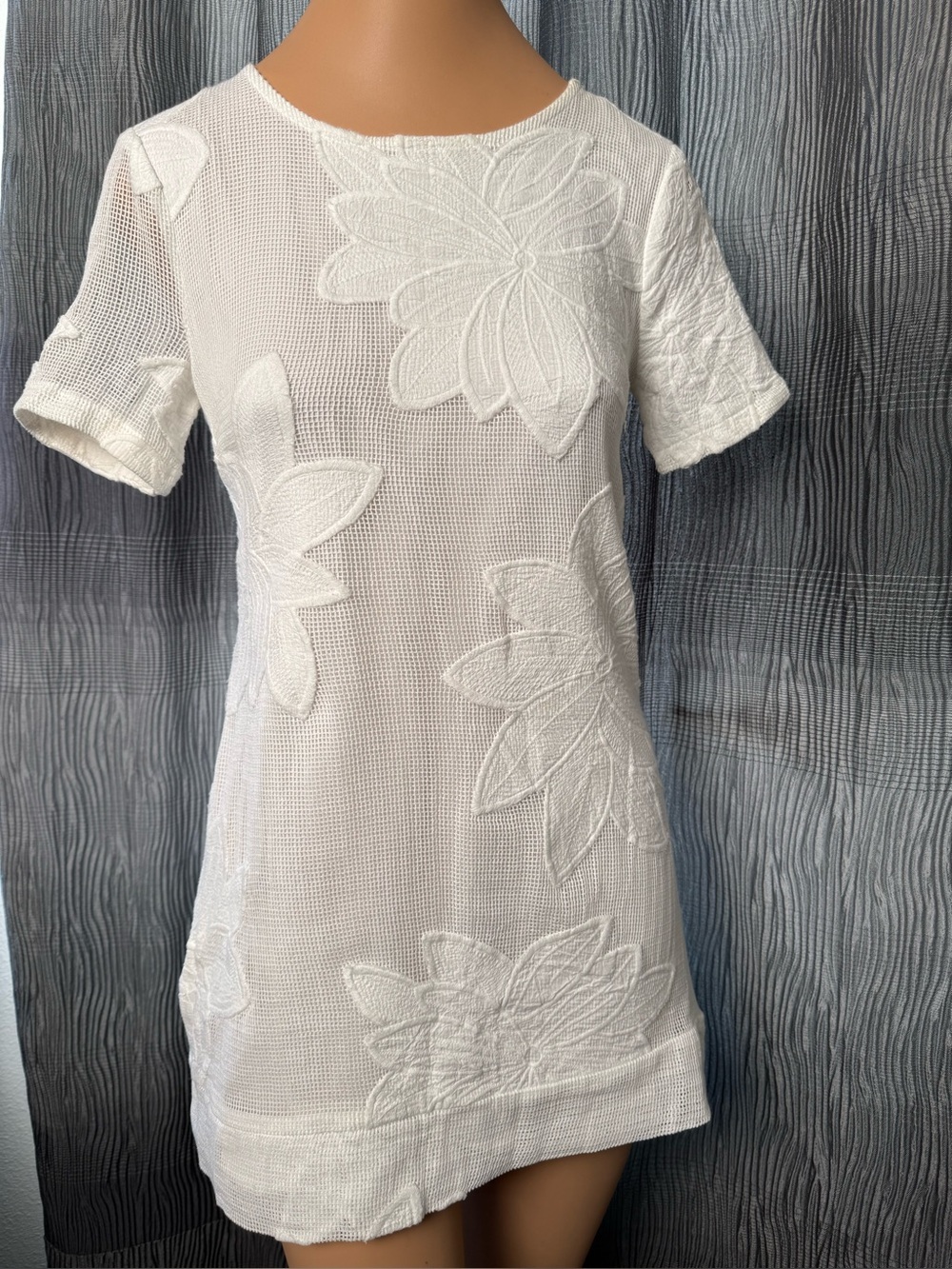 Avec Les Filles White Embroidered Floral Mesh Short Sleeve Dress Size Small